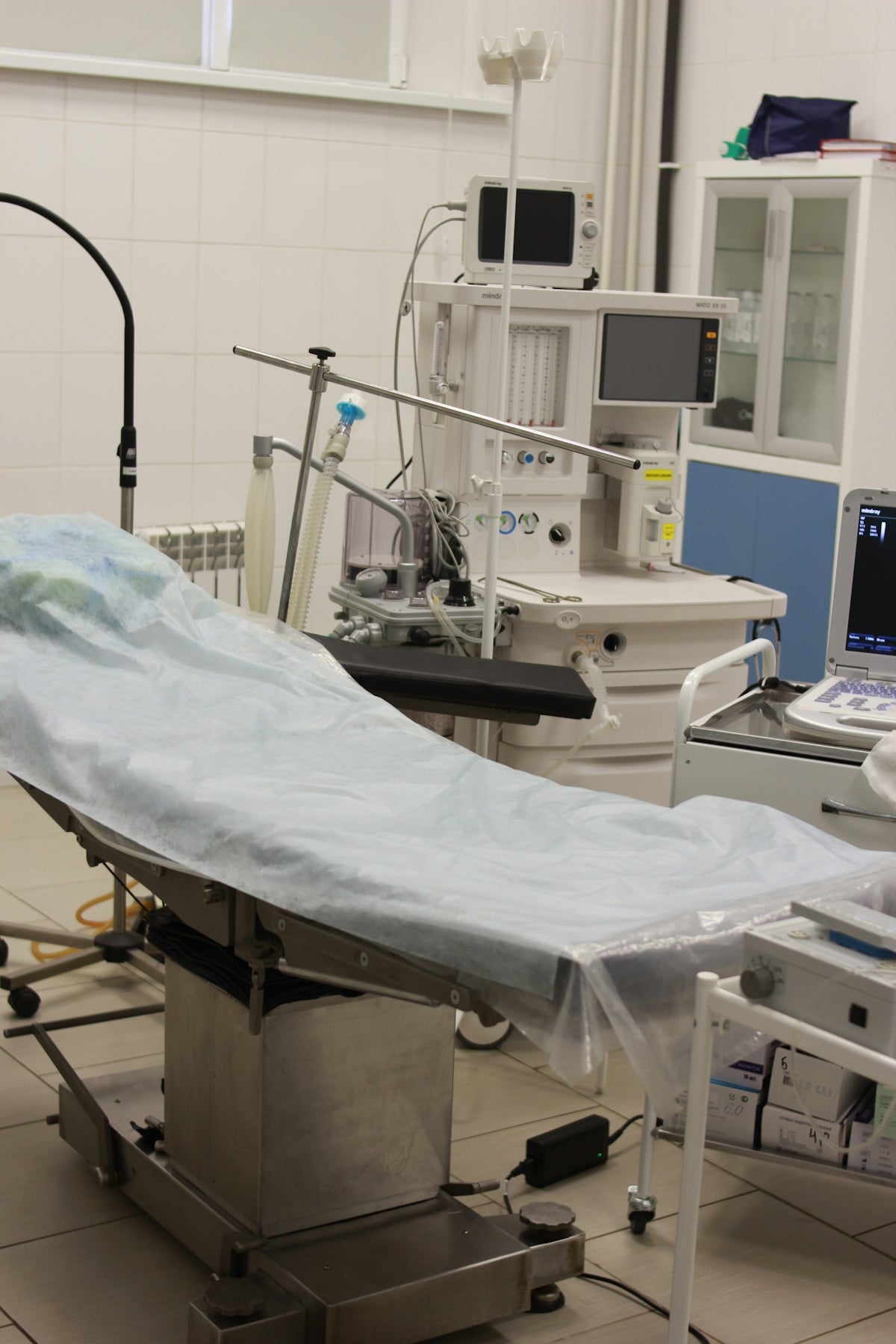 a hospital room filled with medical equipment and equipment